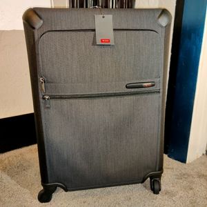 Tumi Gen 4.2 International Expandable 4-Wheeled Carry-On (Graphite)